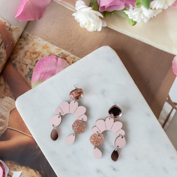 Vaaleanpunaiset kotimaiset vanerikorvakorut